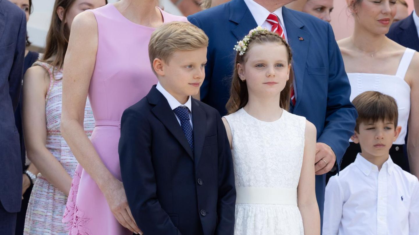 Modische-Minis-W-hrend-ihr-Outfit-begeistert-erntet-sein-Look-Kritik
