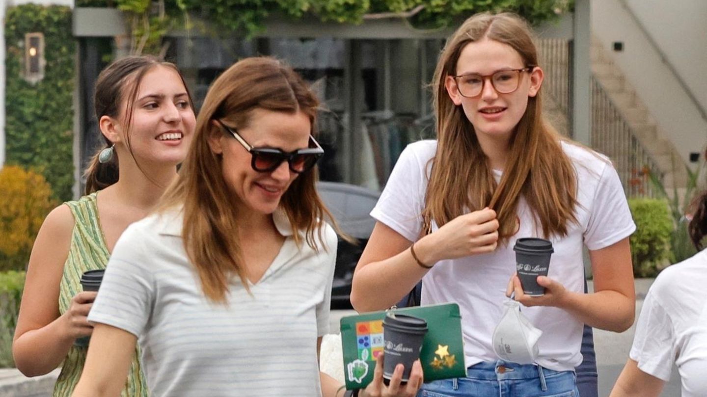Spotted-Jennifer-Garner-genie-t-den-Sonntag-in-junger-Gesellschaft