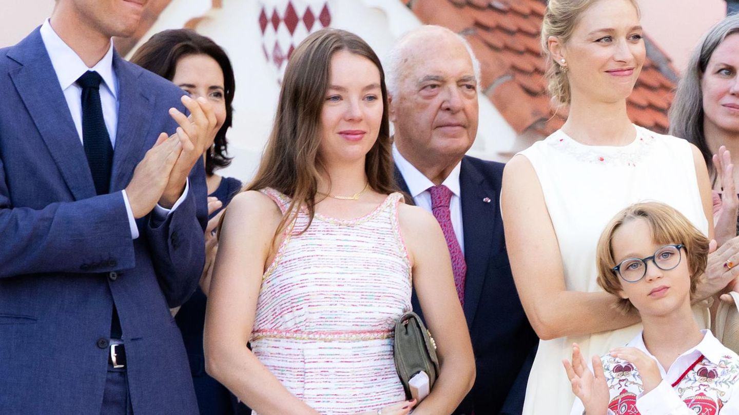 Royale-Looks-Prinzessin-Alexandras-Feiertagslook-trifft-nicht-jeden-Geschmack