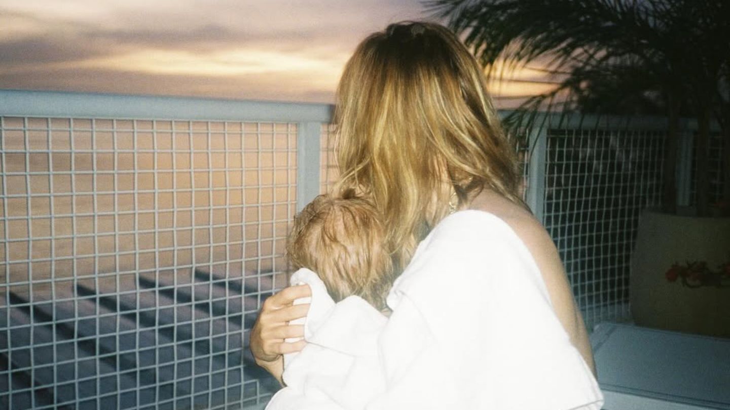 Star-Kids-2025-Suki-Waterhouse-teilt-privates-Foto-mit-ihrer-Tochter