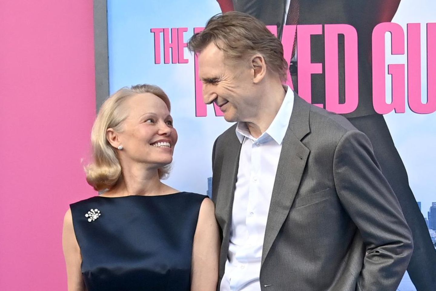 Pamela Anderson und Liam Neeson