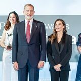 Schnäppchen-Queen Letizia hat gleich zweimal zugeschlagen. Bei der Verleihung der Preise der Stiftung Prinzessin von Girona 2025 zeigt sich die Frau von König Felipe in einem eleganten Blazer mit Satin-Revers von Mango. Auch die Hose ist von dem spanischen High-Street-Label. Nicht das einzige Schnäppchen an diesem Tag. 
