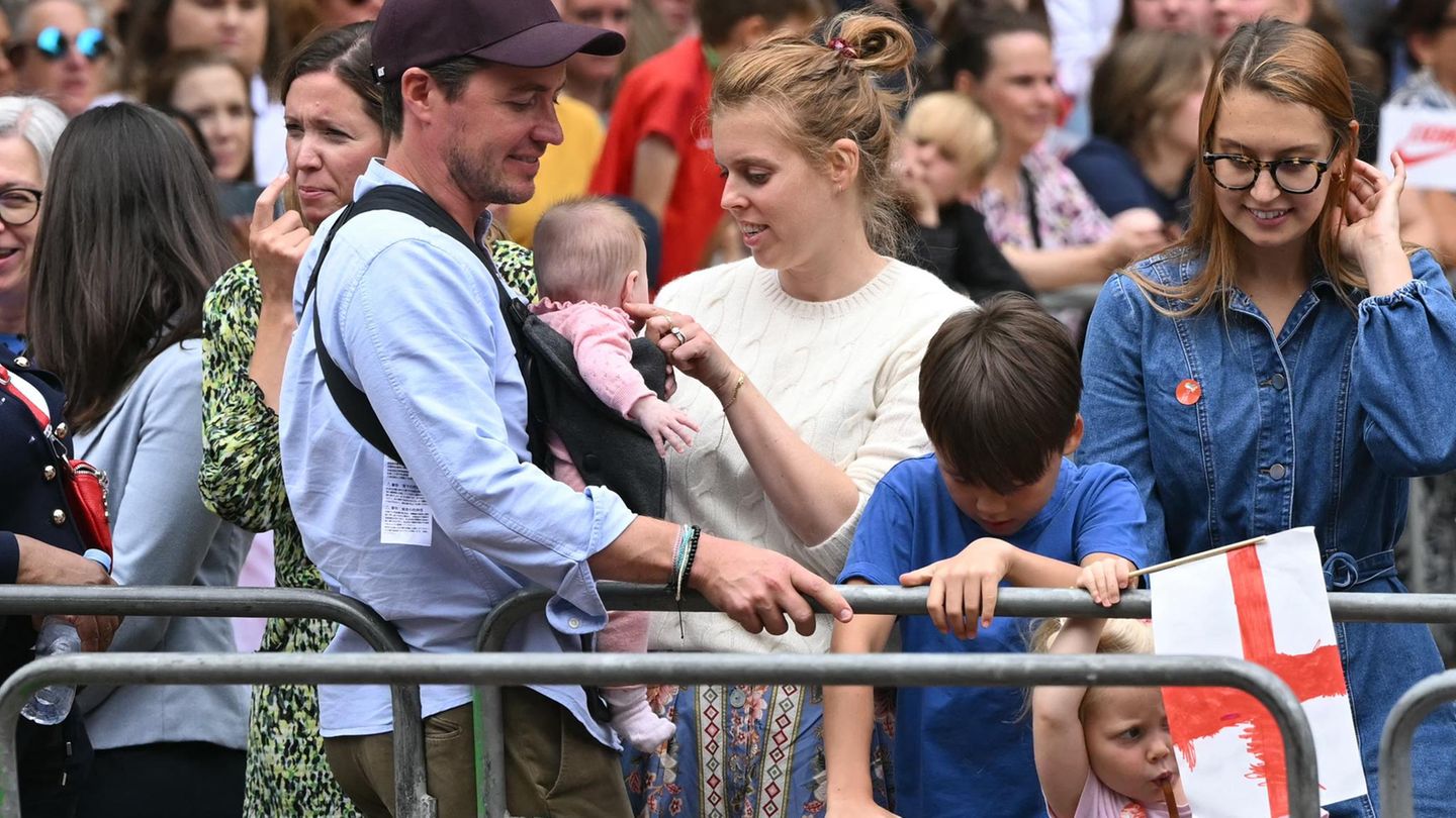Prinzessin-Beatrice-Prinzessin-Beatrice-zeigt-sich-erstmals-ffentlich-mit-Baby-Athena