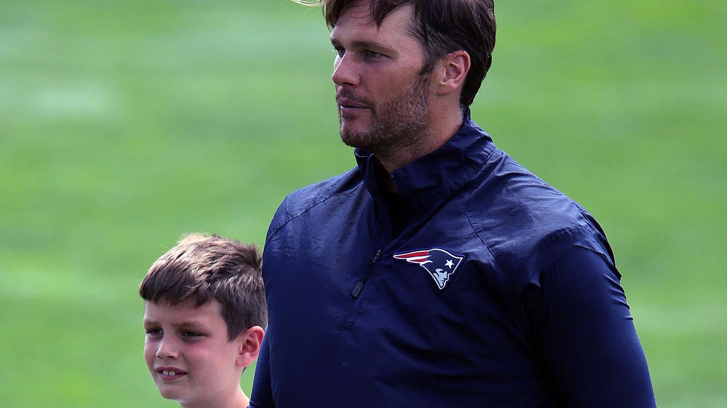 Star-Kids-Kaum-hinter-Papa-Tom-Bradys-breiten-Schultern-zu-sehen-Diese-Zeiten-sind-vorbei