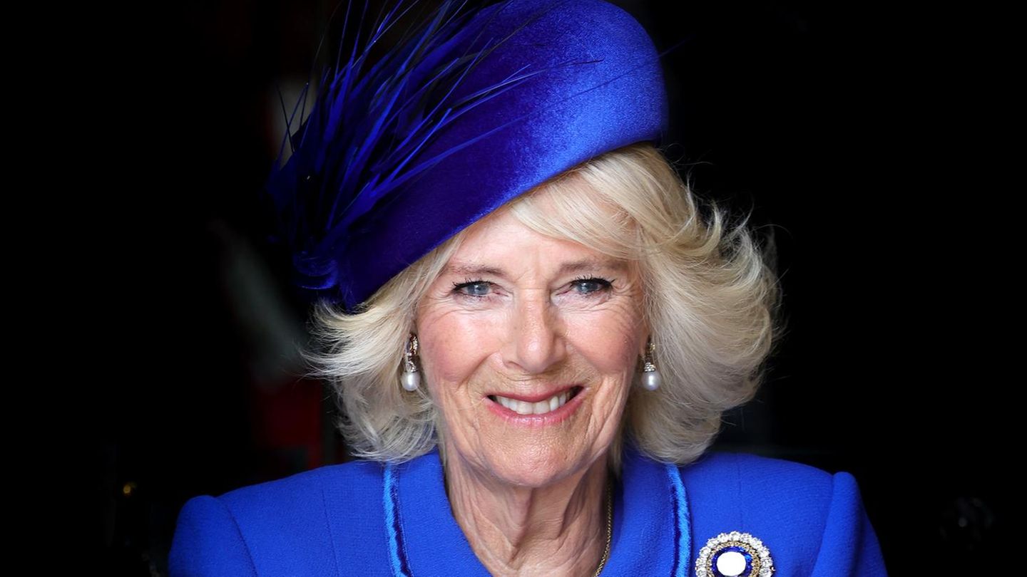 K-nigin-Camilla-Mit-dieser-besonderen-Geste-h-lt-sie-das-Mode-Erbe-von-Queen-Elizabeth-am-Leben