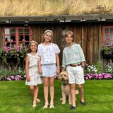 Prinzessin Madeleine läutet mit diesem süßen Schnappschuss den Sommer ein. Ihre drei Kinder tragen hierfür Looks in ähnlichen Farben – doch es ist besonders Prinzessin Leonore, die mit ihrem Outfit auf dem Foto heraussticht. Denn sowohl ihr Oberteil als auch ihr Rock können ganz einfach und günstig nachgeshoppt werden. Ihre Bluse stammt von Mango, ihr Röckchen von Gina Tricot – beides aus derzeit aktuellen Kollektionen.