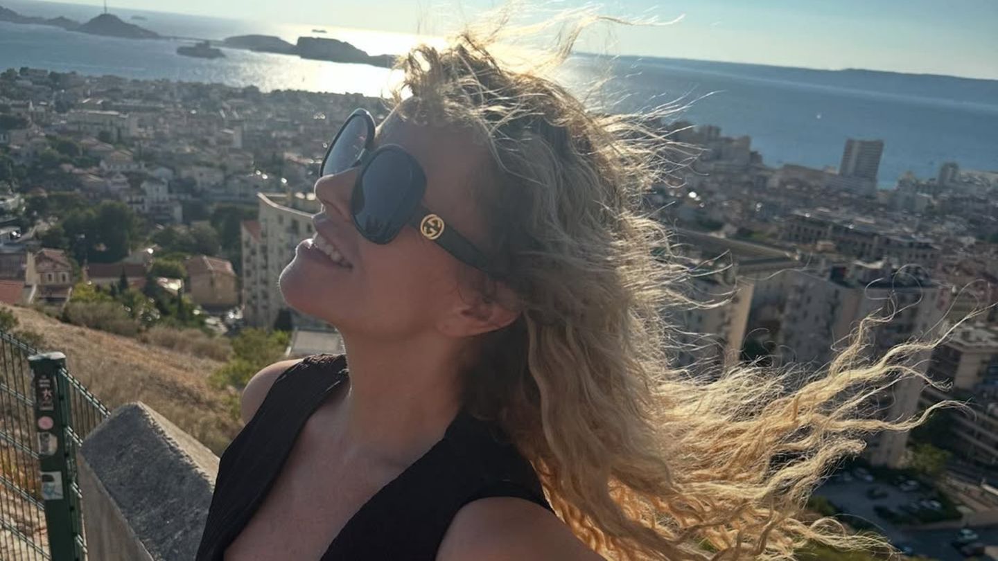 Fashion-Looks-von-Frauke-Ludowig-Co-Im-Urlaub-l-sst-die-Moderatorin-nicht-nur-gedanklich-tief-blicken