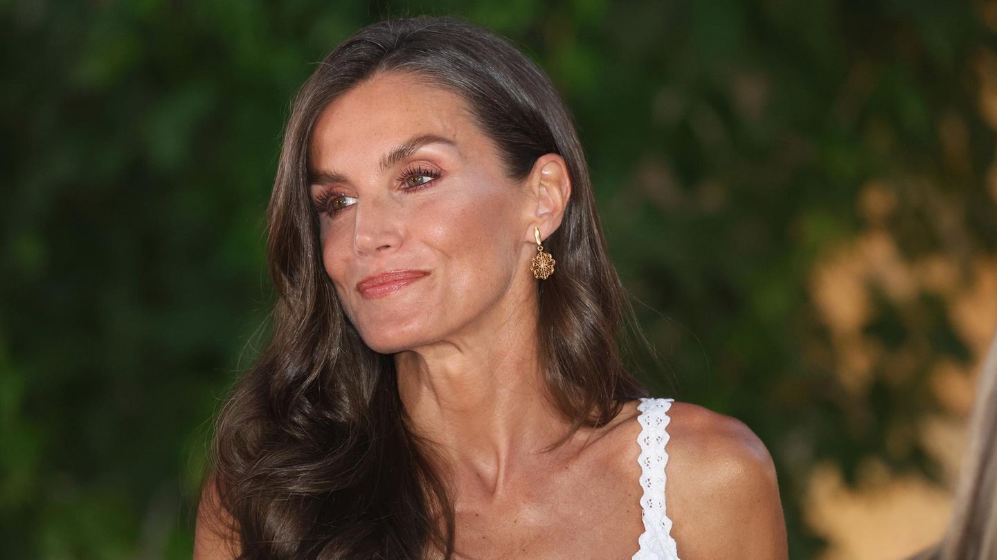Royaler-Schmuck-Diesen-Sommerurlaub-l-sst-sich-Letizia-berraschend-viel-kosten