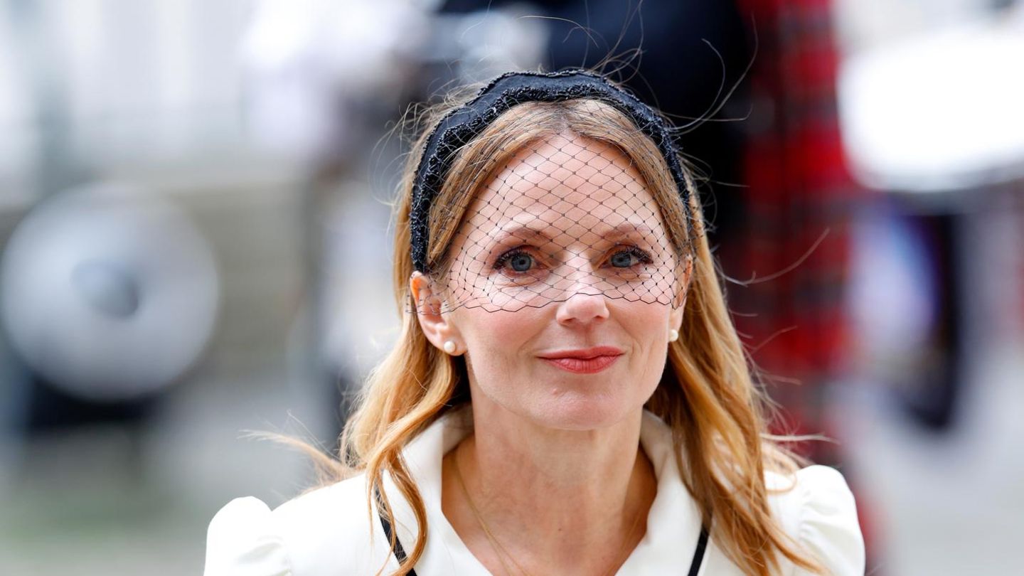 Stars-im-Beautywandel-Auch-30-Jahre-sp-ter-bleibt-sie-einer-Sache-ihrer-Spice-Girls-Zeit-treu