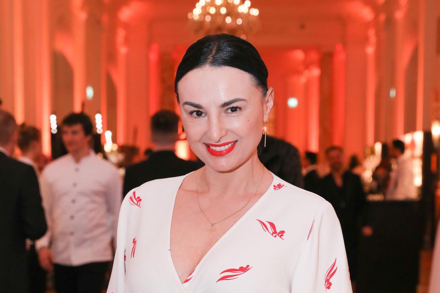 Mimi Fiedler: Erneute Hochzeit? Sie verwirrt Fans im weißen Kleid | GALA.de