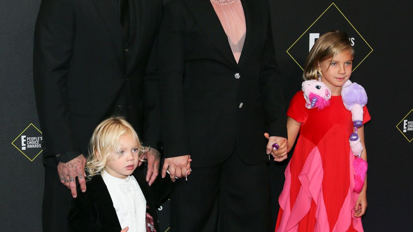Star-Kids-Pinks-Tochter-tauscht-Pl-schtier-gegen-Crop-Top-ein