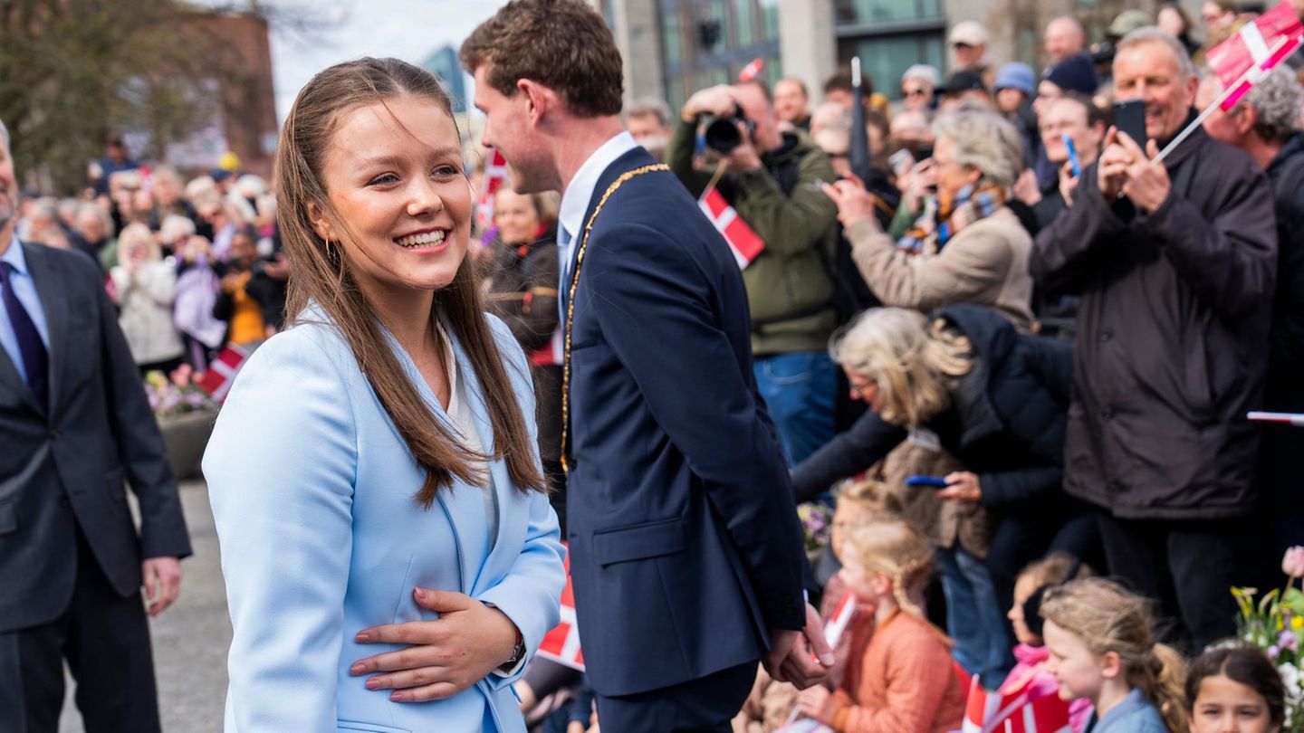 Prinzessin-Isabella-Prinzessin-Isabella-berrascht-mit-provokantem-T-Shirt-bei-Musikfestival