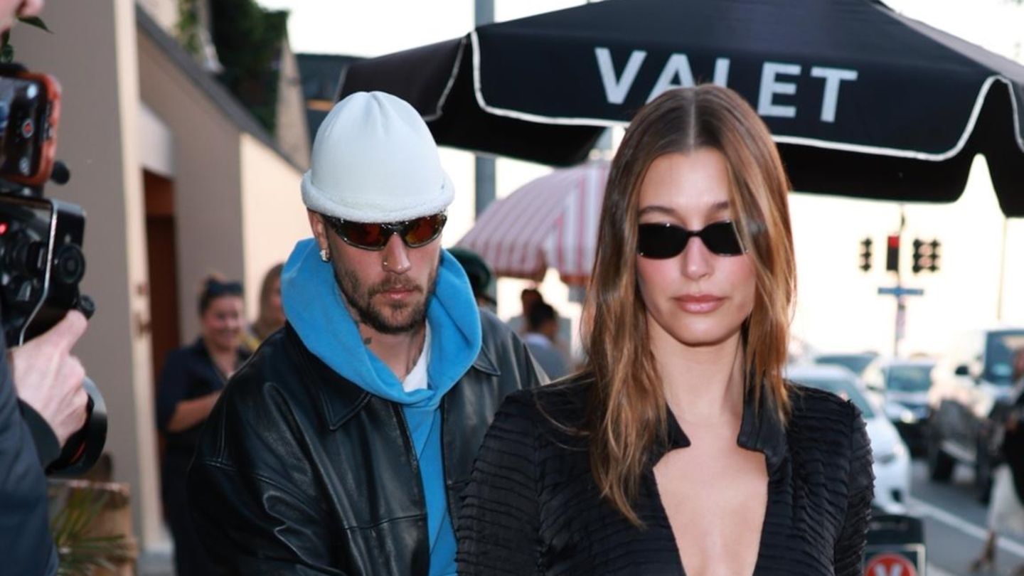 Paar-Style-F-r-diesen-sch-nen-Date-Look-h-lt-Justin-seiner-Hailey-sogar-die-Autot-r-auf