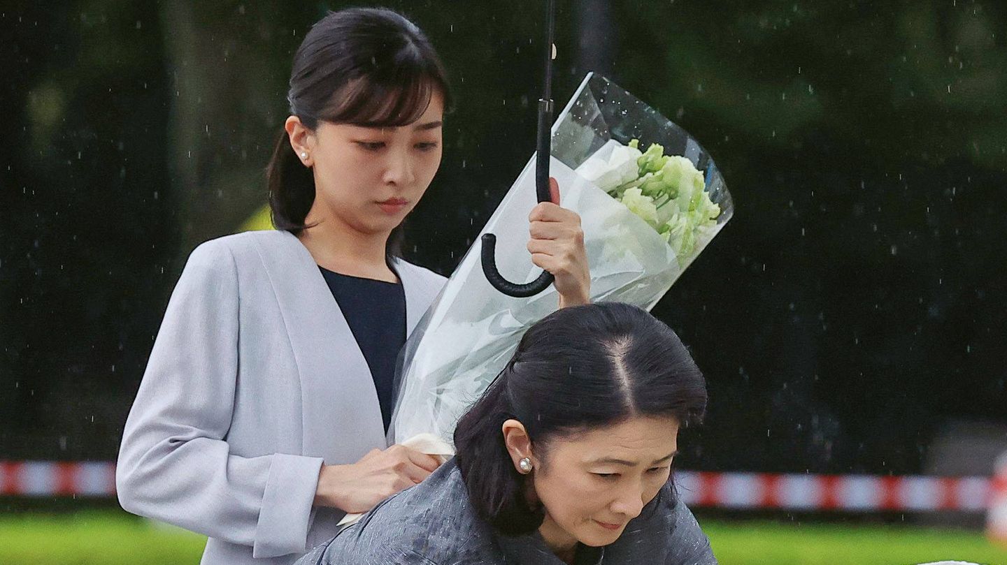 Japan-Prinzessin-Kako-und-Mama-Kiko-zu-Besuch-in-Hiroshima