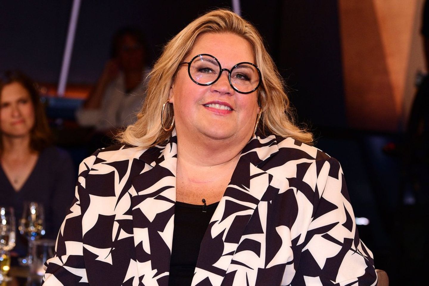 Ilka Bessin: Sie zeigt sich oben ohne im Pool | GALA.de