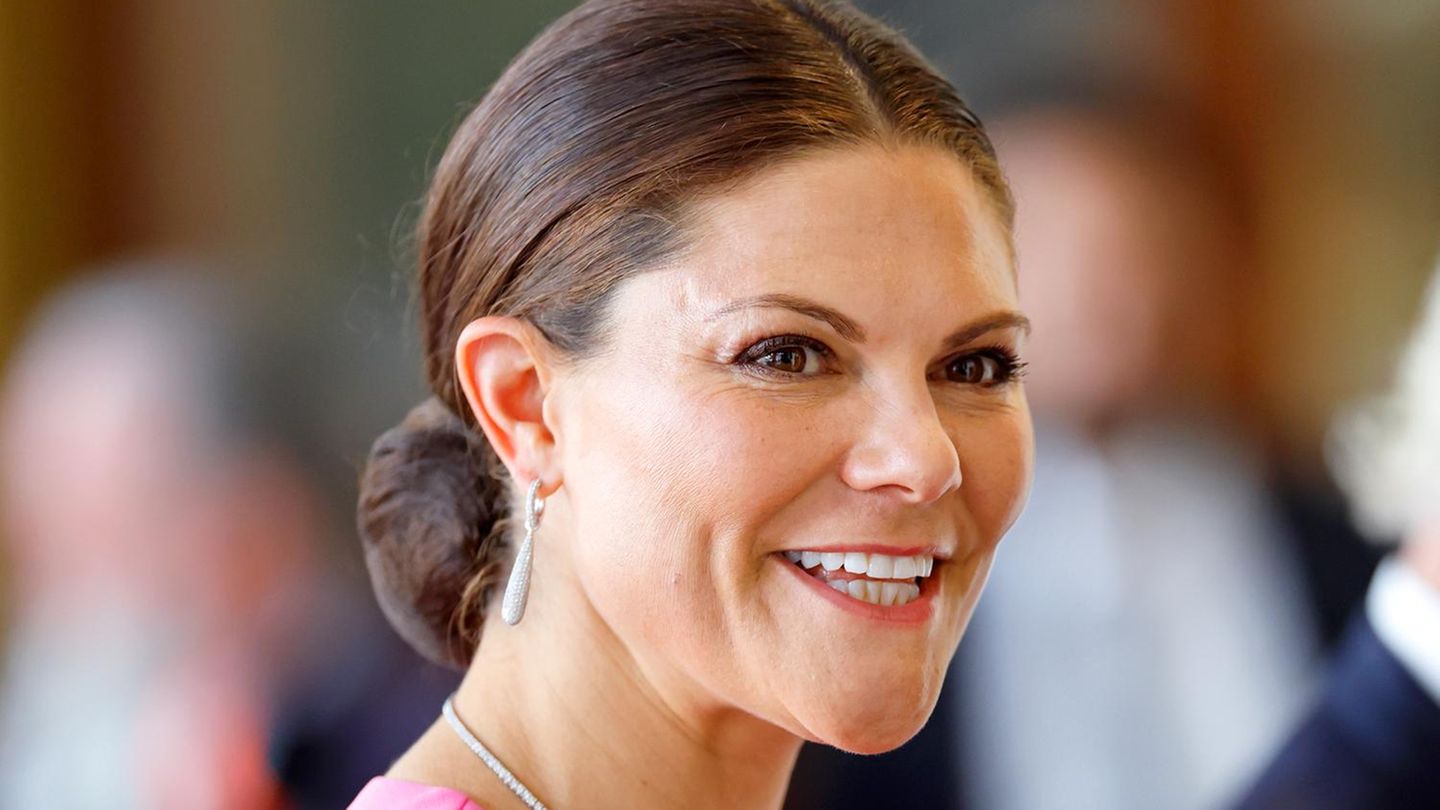Prinzessin-Victoria-von-Schweden-So-anders-sieht-Prinzessin-Victoria-aus-wenn-sie-nicht-auf-ihren-Signature-Dutt-setzt
