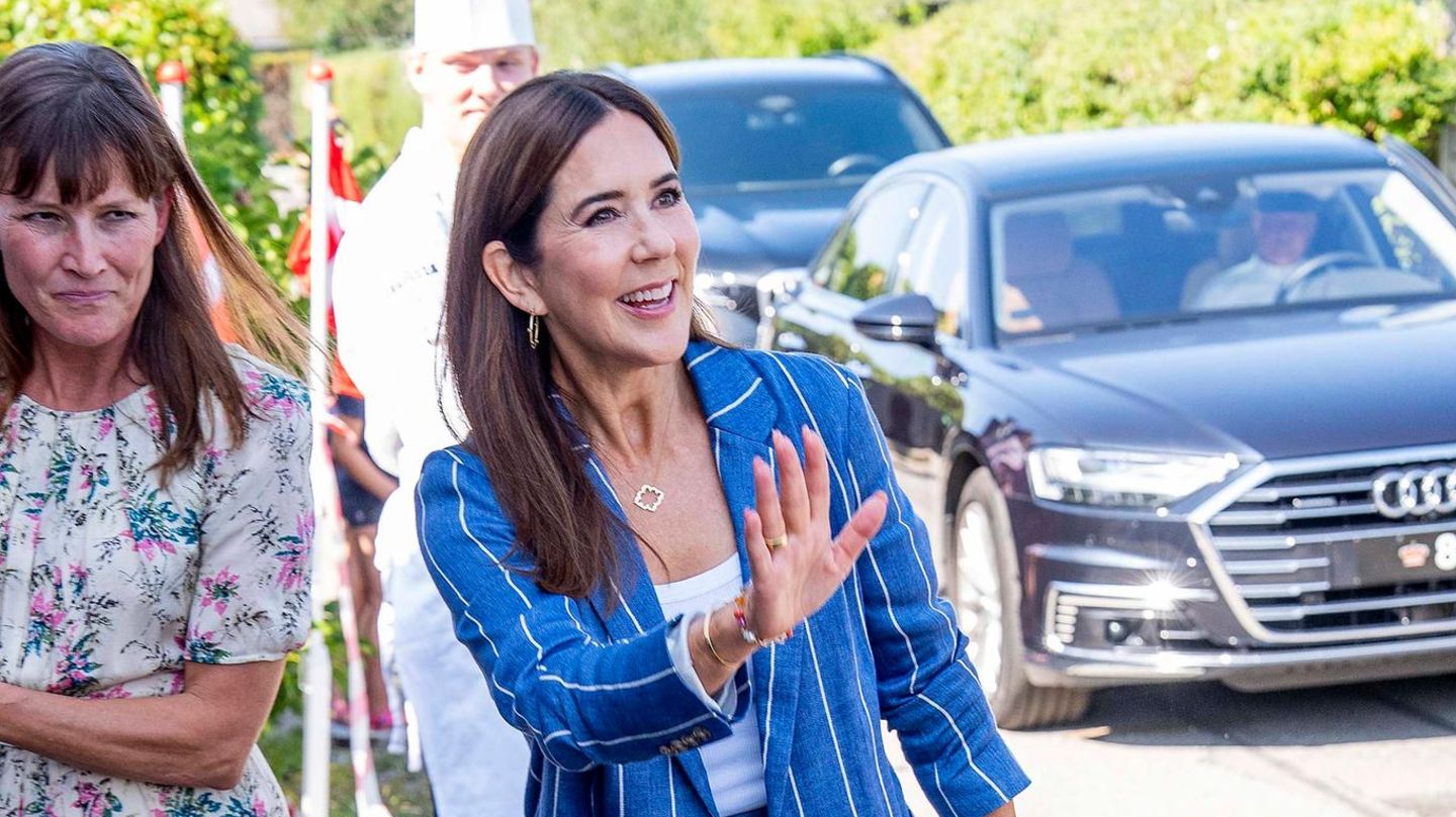 K-nigin-Mary-Mit-diesem-Back-to-Work-Look-liefert-sie-die-perfekte-Inspiration-f-r-hei-e-Office-Tage