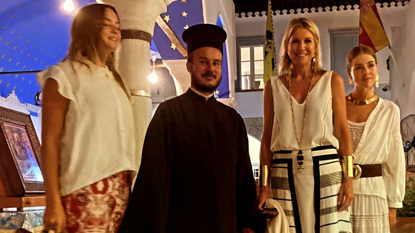 K-nigin-M-xima-K-nigin-M-xima-und-T-chter-strahlen-neben-griechischem-Priester