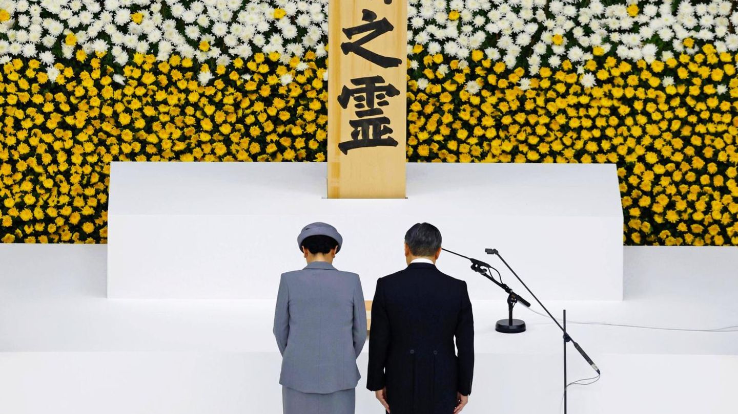 Royaler-Terminkalender-2025-Japans-Kaiserpaar-gedenkt-der-Seelen-der-im-Zweiten-Weltkrieg-Gefallenen
