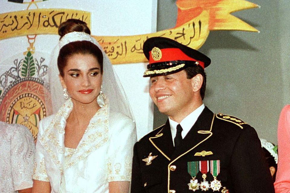 Königin Rania: Die tiefe Bedeutung ihres Hochzeitskleides rührt bis ...