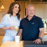 20. August 2025 Königin Rania verbringt ihre Kaffeepause am liebsten mit Ehemann König Abdullah, wie sie auf Instagram verrät. Die Fans freuen sich über den privaten Einblick der jordanischen Königin und senden ihr zahlreiche virtuelle Herzen zu. 