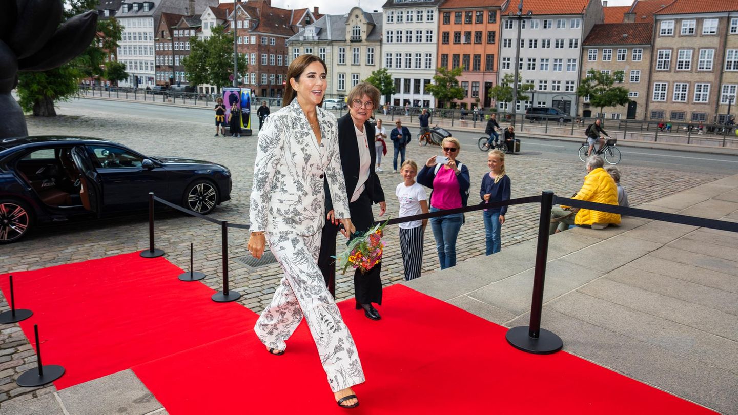 K-nigin-Mary-L-utet-K-nigin-Mary-mit-ungewohntem-Look-eine-neue-ra-ein-