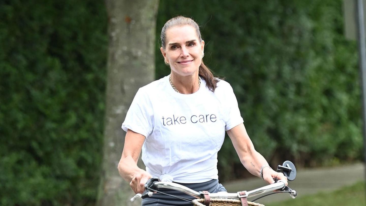 Stars auf dem Fahrrad: Brooke Shields geht's auch im Alltag sportlich an