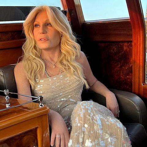 Dass Donatella Versace seit letztem Jahr eine sanfte Natürlichkeit zurückerlangt hat, begeistert über 12 Mio. Instagram-Fans. Besonders das neueste Foto im schönen Licht der Abenddämmerung sorgt für viele Tausende Likes. Die Goldene Stunde lässt die 70-Jährige glatt 20 Jahre jünger wirken. Aber es ist offensichtlich nicht nur das Licht.