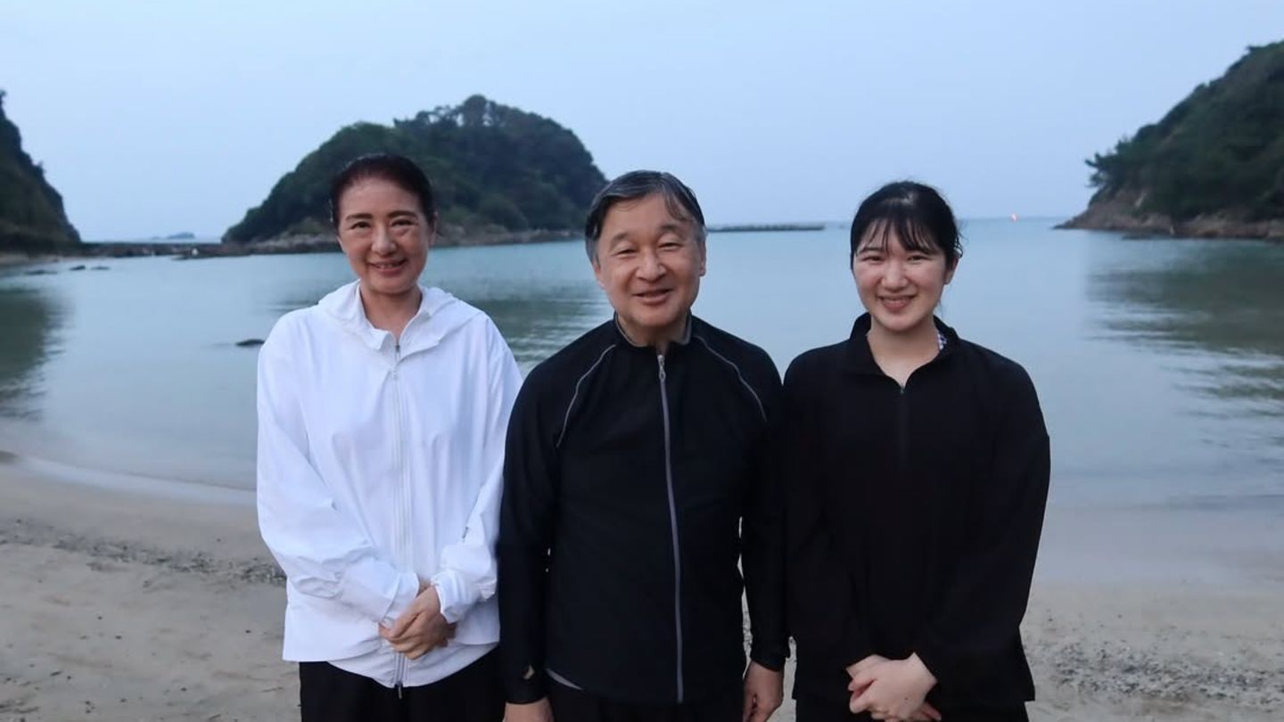 Japan-Die-japanische-Kaiserfamilie-zeigt-sich-nach-dem-Baden