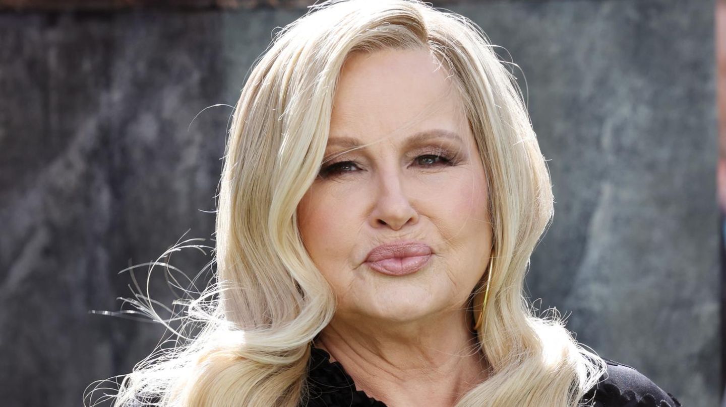 Stars-im-Beautywandel-Jennifer-Coolidge-sieht-keinen-Tag-lter-aus-als-Stifler-s-Mom-