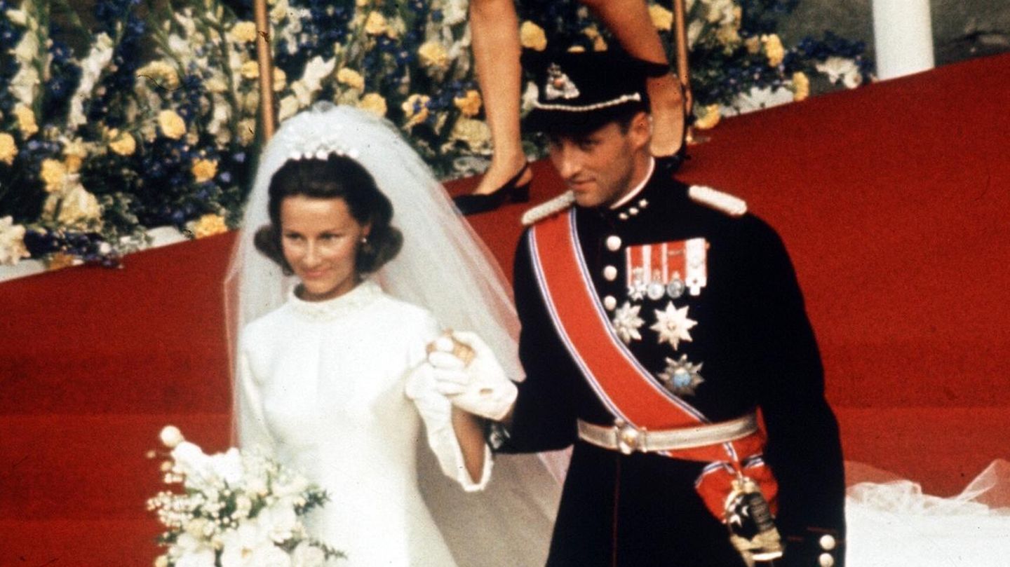 Brautmode-In-diesem-besonderen-Kleid-hat-K-nigin-Sonja-ihrem-Harald-die-ewige-Liebe-geschworen