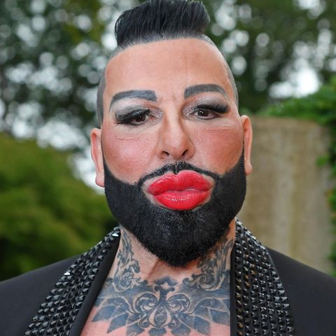 Harald Glööckler mit rot geschminkten Lippen