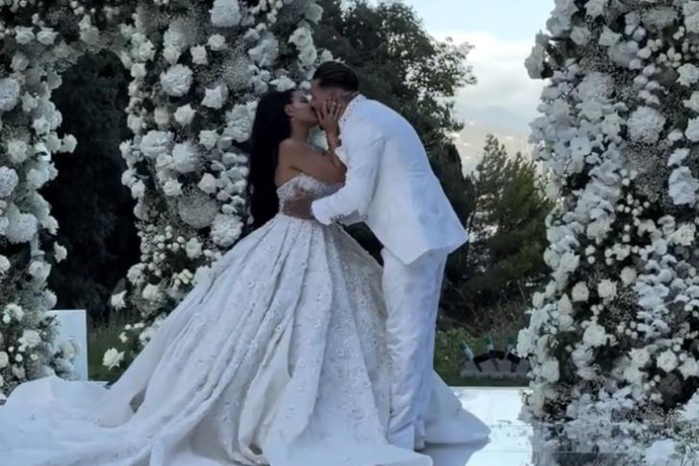 Mike und Leyla Heiter: Ihr pompöses Hochzeitskleid wog über 20 Kilo |  GALA.de