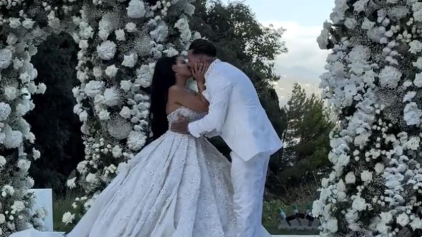 Leyla-und-Mike-Heiter-Ihr-extravagantes-Brautkleid-wog-ber-20-Kilo