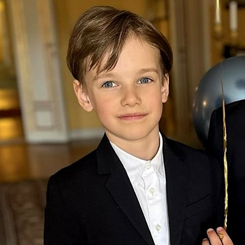 31. August 2025 Grattis! Prinz Gabriel von Schweden feiert heute seinen 8. Geburtstag, und natürlich gratuliert auch das Prinzenpaar Carl Philip und Sofia ihrem "wunderbaren" Sohn mit einem Porträt auf ihrem offiziellen Instagram-Kanal. Eines fällt bei diesem Foto aber auf. Es scheint ein Ausschnitt zu sein, etwas unscharf und auch weitwinkelig verzerrt. Im Vergleich zu den tollen, privaten Porträts der Kinder in den letzten Jahren ist diese Auswahl zumindest irritierend. Auch dass die Schweden-Royals seit der Taufe von Prinzessin Ines und einem blumigen Midsommar-Video Mitte Juni nichts mehr gepostet haben, dürfte ihre 316.000 Insta-Fans ein bisschen traurig stimmen. Aber die sechsköpfige Familie genießt vielleicht auch einfach ihre Sommerzeit gemeinsam – ganz privat und ohne viel Social Media.