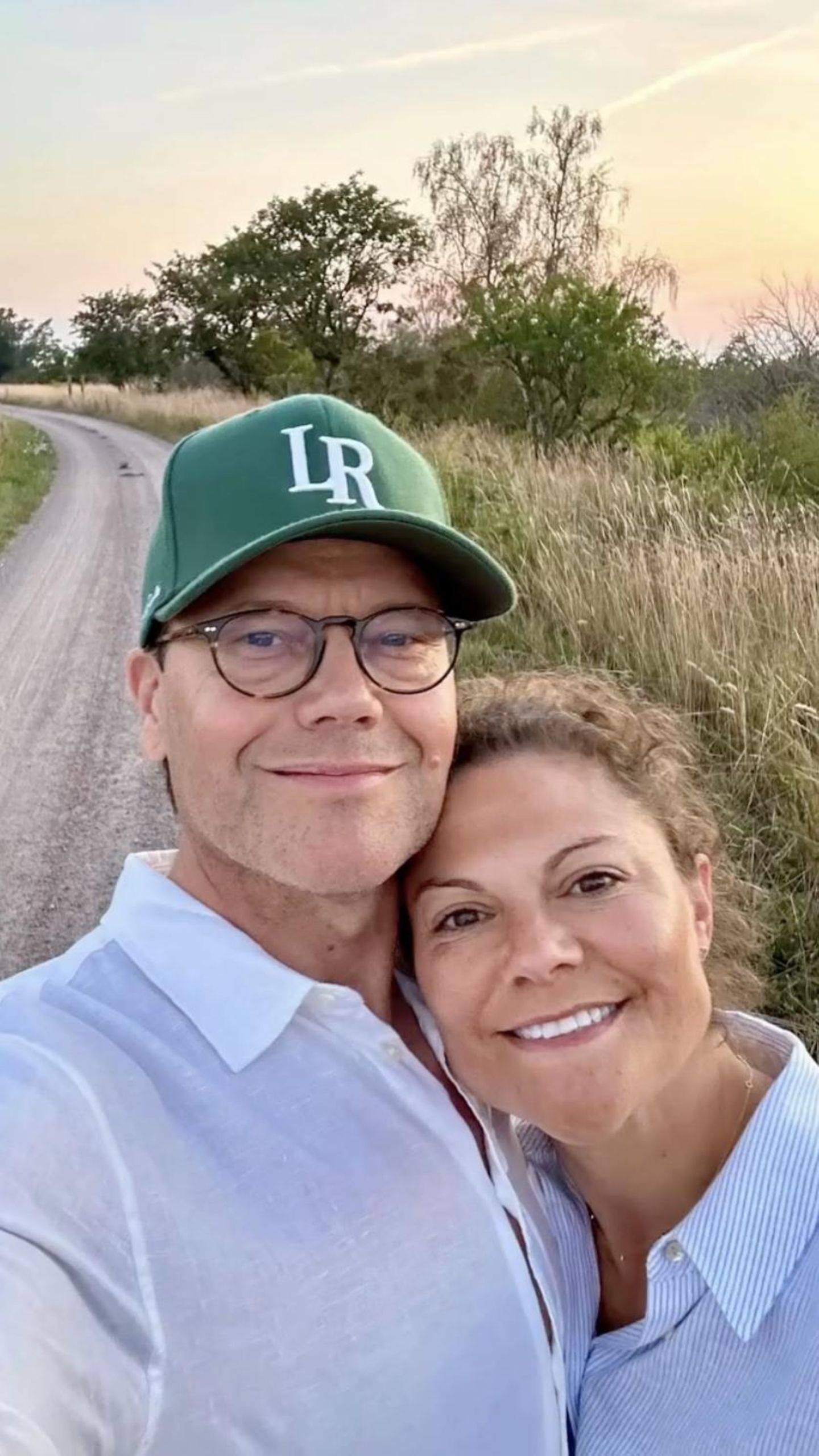 30. August 2025 Prinz Daniel und Prinzessin Victoria öffnen am letzten Augusttag ihr privates Fotoalbum und veröffentlichen auf dem offiziellen Instagram-Account der schwedischen Königsfamilie Aufnahmen aus ihren Sommerferien. "Am letzten Tag im August zeigen wir euch ein paar Bilder der Kronprinzenfamilie aus dem Sommer 2025", heißt es in dem Posting.