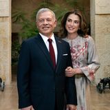Außerdem teilt der jordanische Palast ein bisher ungesehenes Porträt des Königspaares zum Ehrentag von Königin Rania. An der Seite von König Abdullah blickt Rania hier zuversichtlich in die Ferne. Wir schließen uns den Geburtstagsgrüßen an und wünschen der Königin einen wundervollen Tag im Kreise ihrer Liebsten!