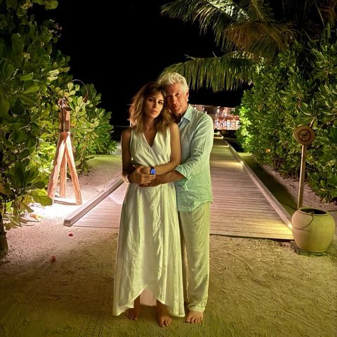 31. August 2025 Richard Gere feiert seinen 76. Geburtstag. Damit endet für ihn ein Jahr voller Veränderungen und Herausforderungen, denn der Hollywoodstar hat die USA verlassen, um mit Ehefrau Alejandra und den gemeinsamen Söhnen nach Madrid zu ziehen. Dieser neue Lebensabschnitt macht ihn "glücklicher als je zuvor", wie er in einem Interview gegenüber der "Elle España" verriet. Nun gratuliert Alejandra ihm mit den rührenden Worten: "Du bist alles für uns, der beste Ehemann und der beste Vater, immer bereit zu helfen. Selbst an den arbeitsreichsten Tagen bist du der Mittelpunkt unseres kleinen Universums. Wir sind so dankbar für dich". 