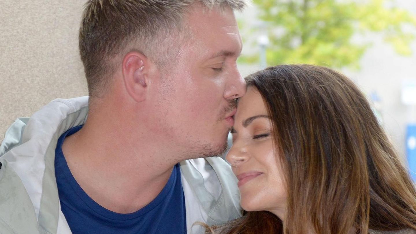 Anne-Menden-Anne-Menden-richtet-bewegende-Worte-an-ihren-Gustav-er-ist-zu-Tr-nen-ger-hrt