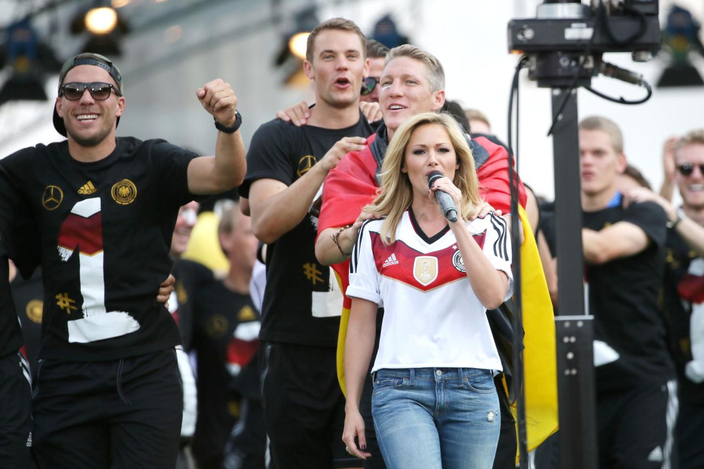 Lukas Podolski, Manuel Neuer, Bastian Schweinsteiger und Helene Fischer im Jahr 2014