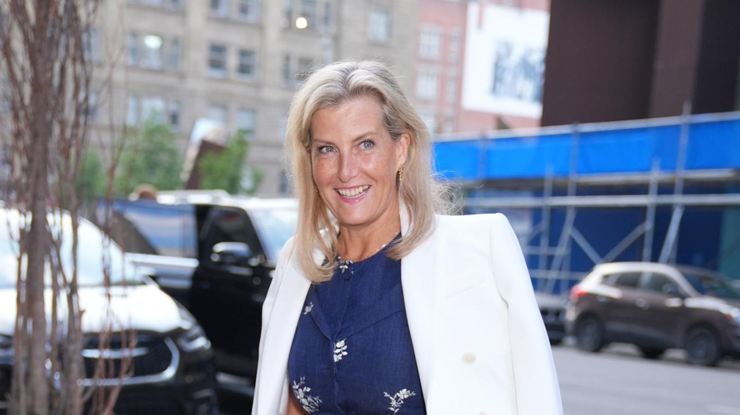 Fashion-Looks-Sophie-von-Edinburgh-kombiniert-drei-Lieblinge-auf-einmal-und-sorgt-f-r-berraschenden-Mix