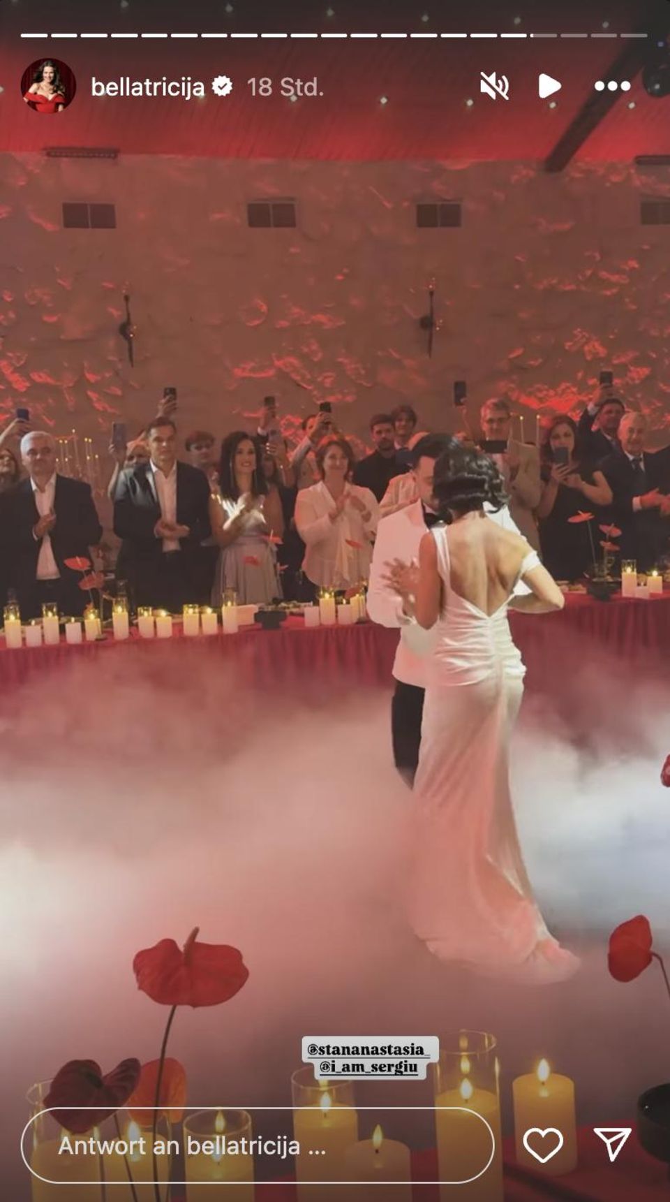 Für diese schöne Partylooks und den ersten Tanz als Brautpaar gibt es von den Gästen von Anastasia und Sergiu Maruster Standing Ovations. 
