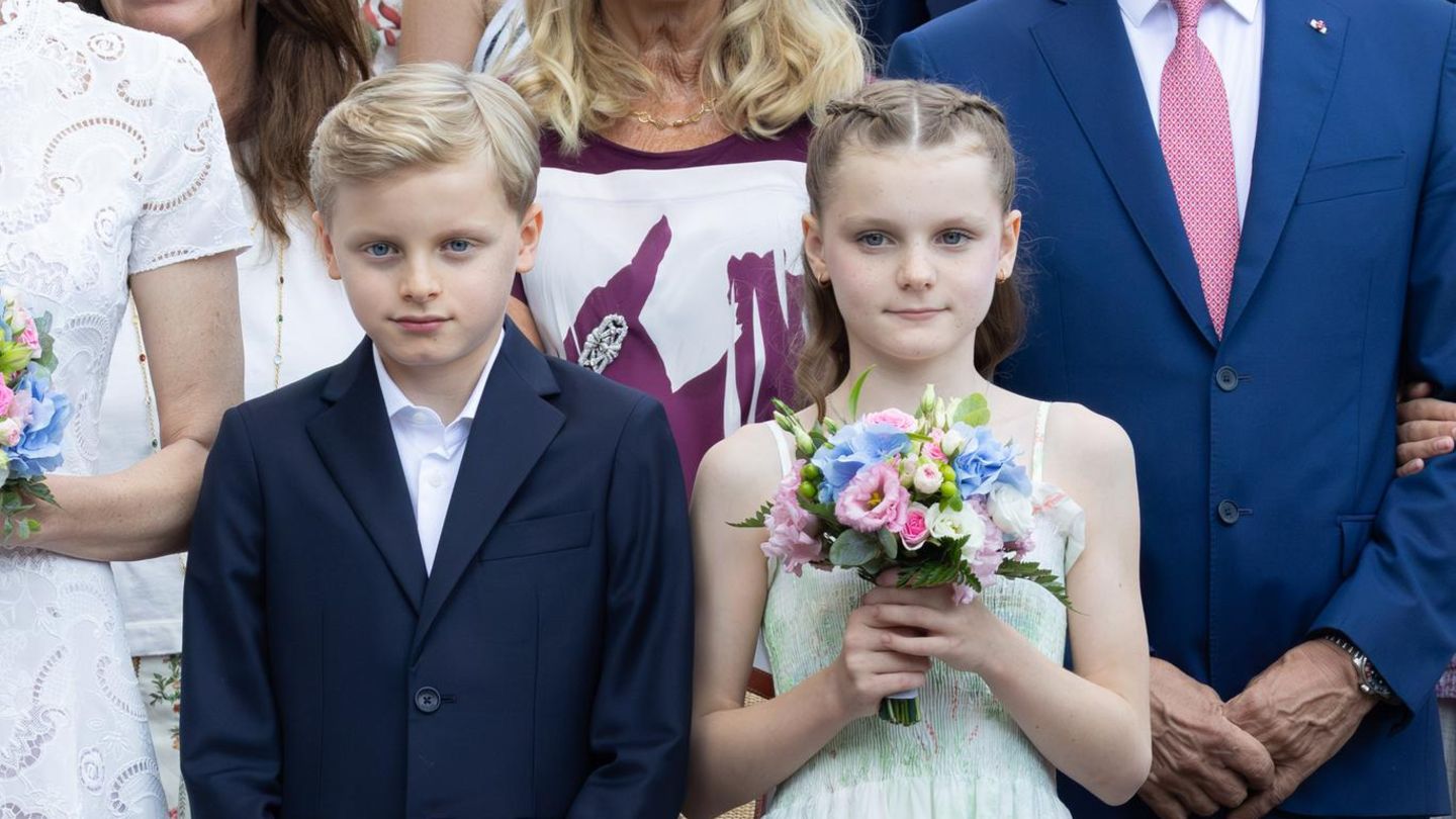 Modische-Minis-W-hrend-sein-Look-begeistert-kann-sie-mit-ihrem-Kleid-nicht-bei-allen-punkten