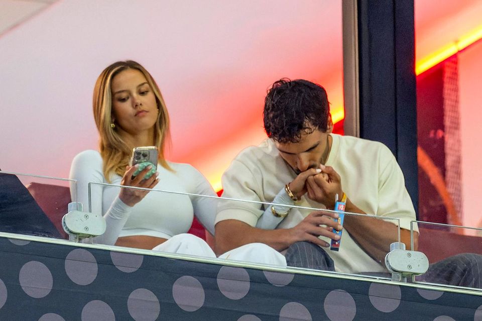 Mats Hummels gibt Nicola Cavanis einen romantischen Handkuss auf der Tribüne
