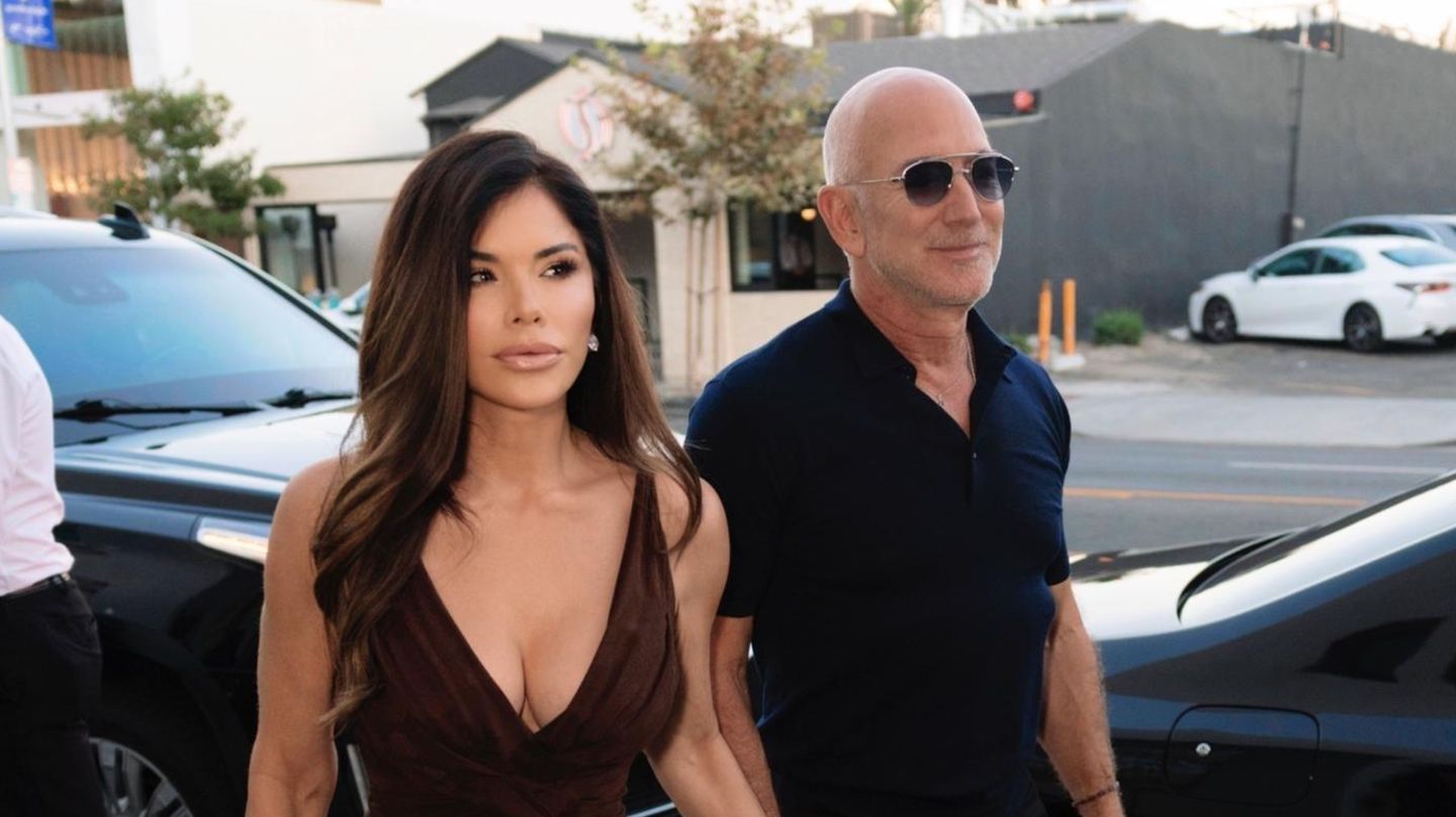 Lauren-S-nchez-Bezos-Mit-dem-Schnitt-ihres-Wickelkleids-betont-sie-geschickt-ihre-XS-Taille
