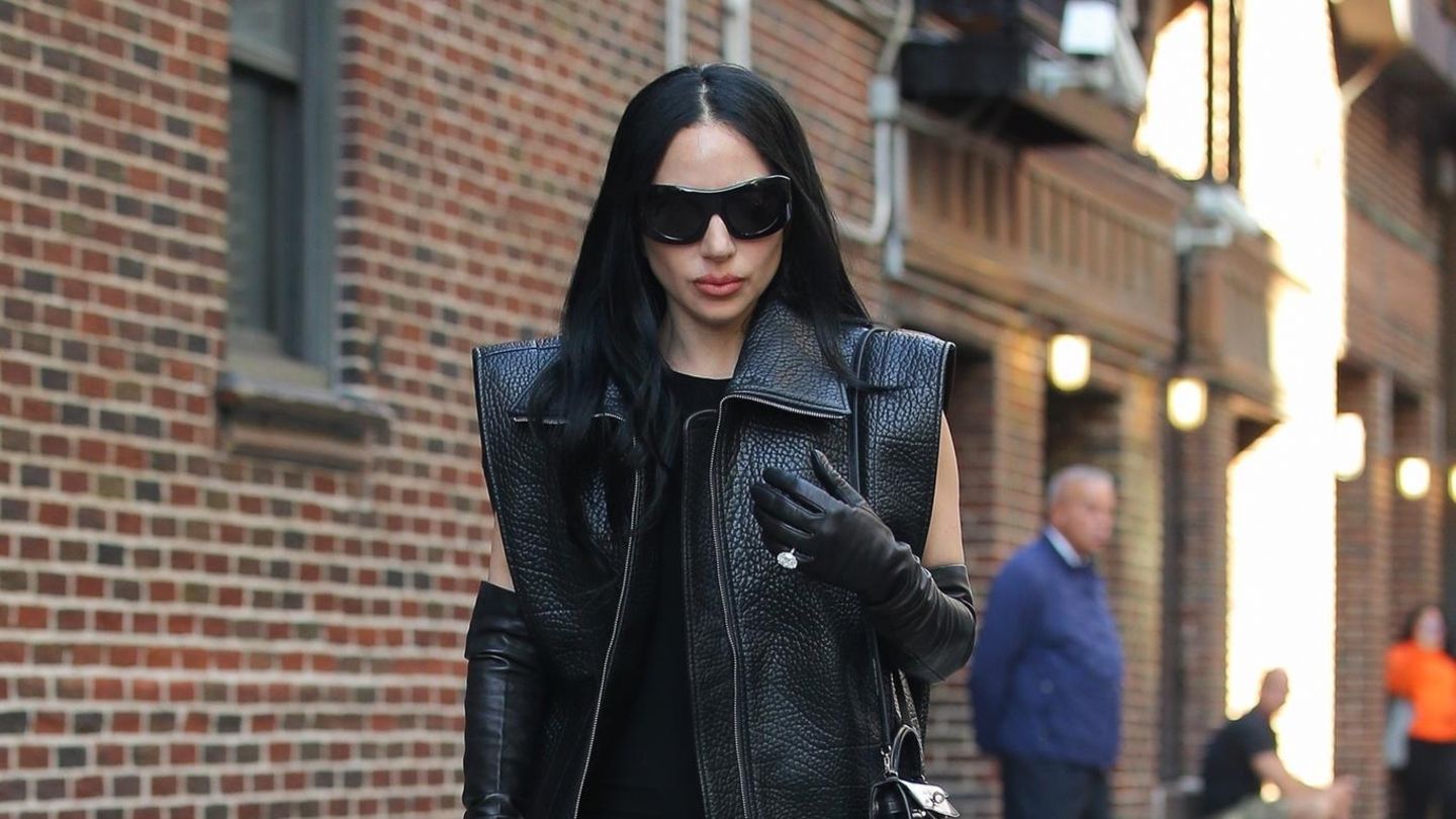 Angelina-Jolie-Beyonc-Co-Ihr-riesiger-Verlobungsring-wird-zum-Star-ihres-Outfits-und-so-viel-ist-er-wert-