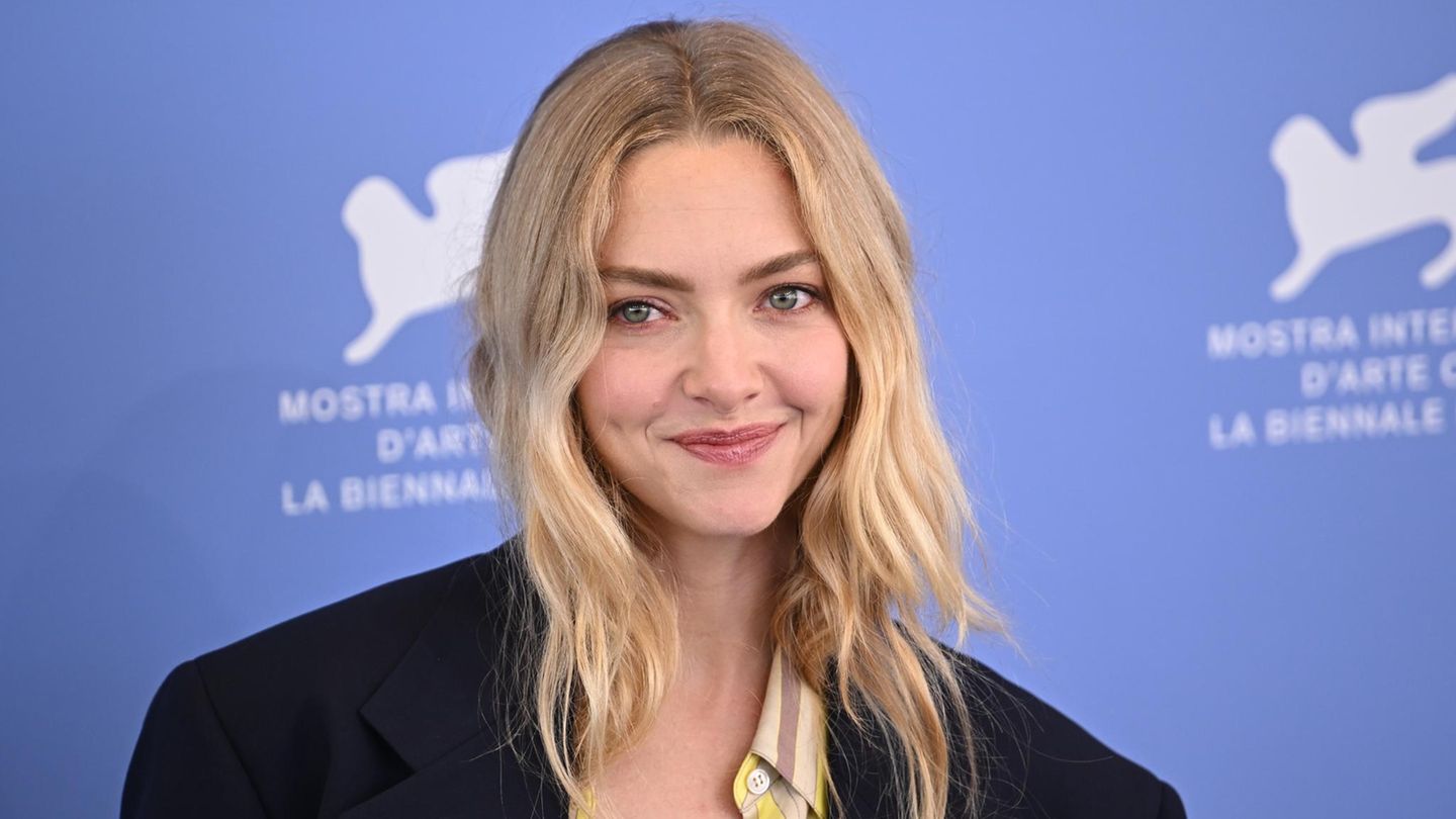 Boglangan ayol erkakning qollari va vibratordan onlayn orgazm oladi.