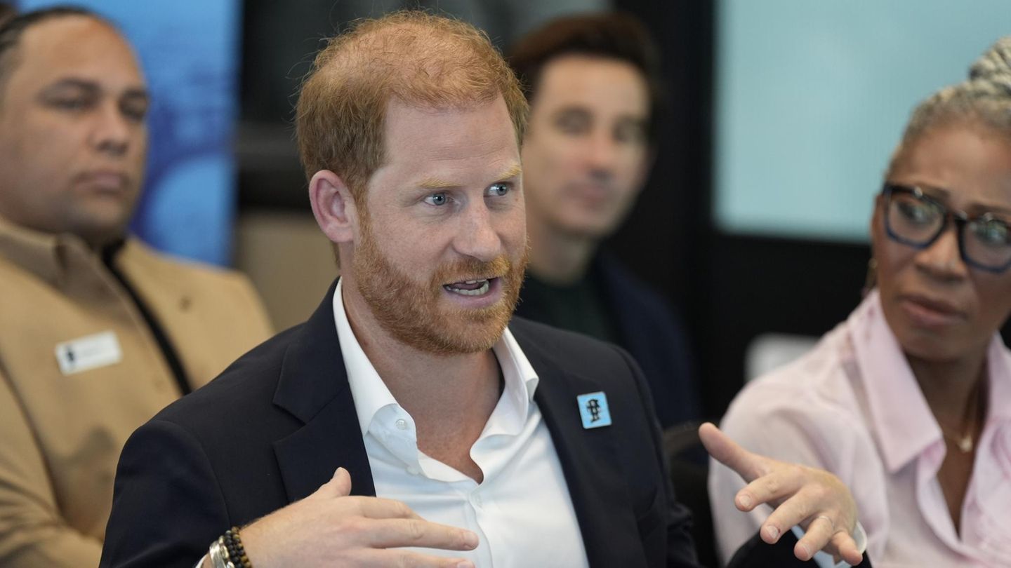 Bedeutsame-Accessoires-der-Royals-Die-tiefe-Bedeutung-hinter-Prinz-Harrys-neuem-Schmuckst-ck