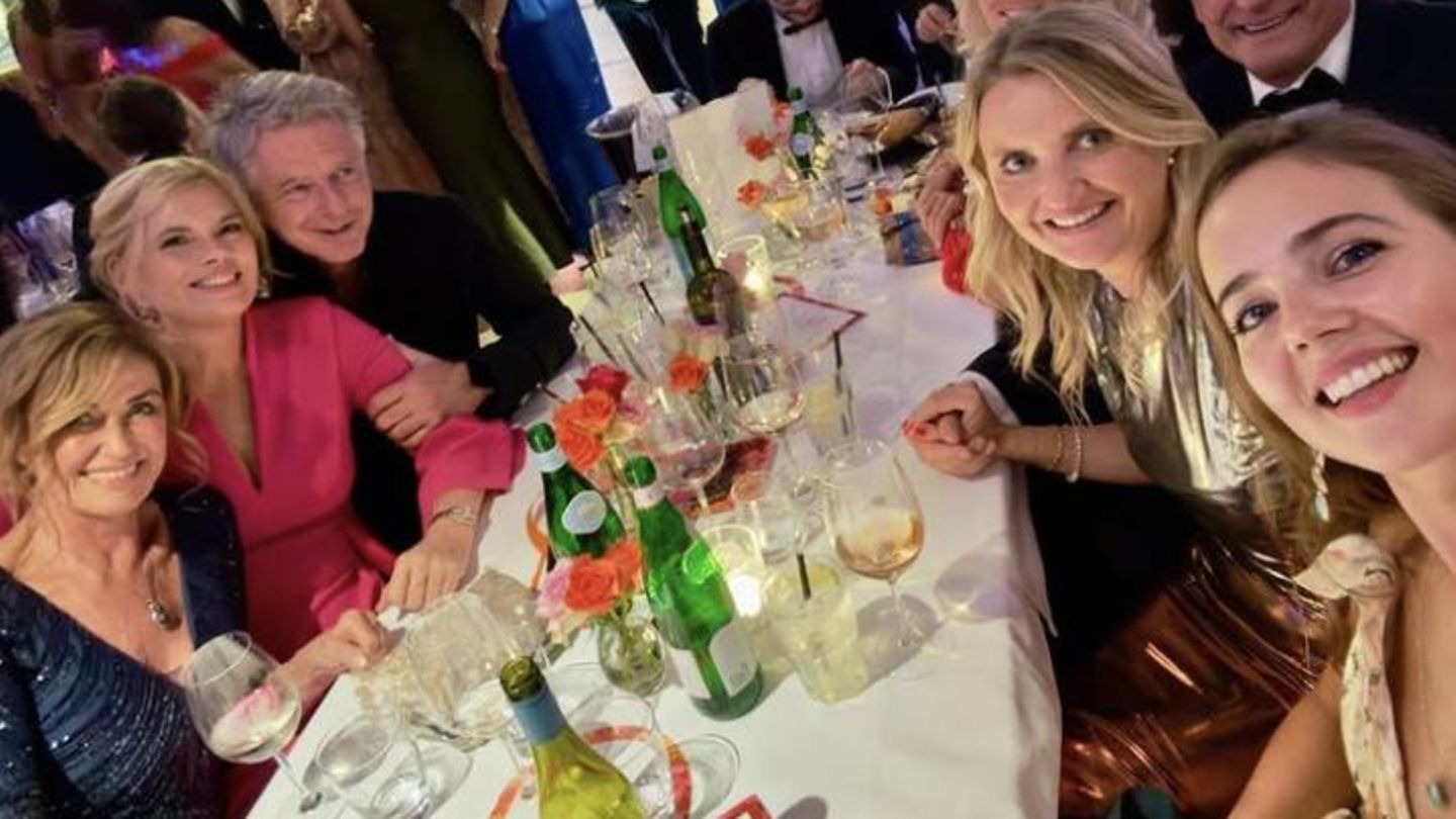 Julia-Kl-ckner-Fotobeweis-Verschmuster-Auftritt-mit-J-rg-Pilawa