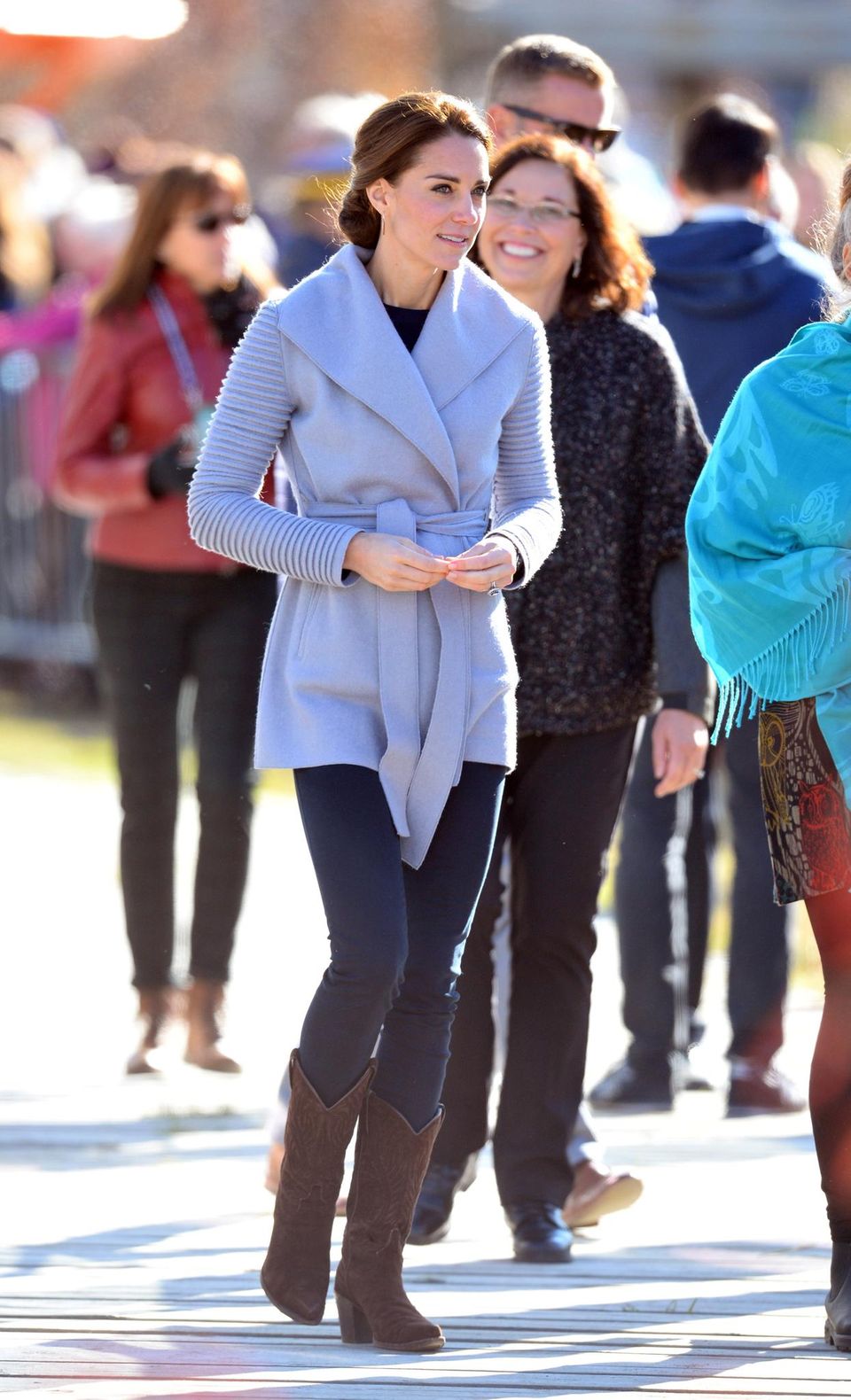 Catherine, Princess of Wales, kombiniert 2016 ihre dunkelbraunen Cowboyboots zu einem hellblauen Strick-Cardigan